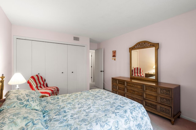 bedroom featuring carpet flooring and a closet