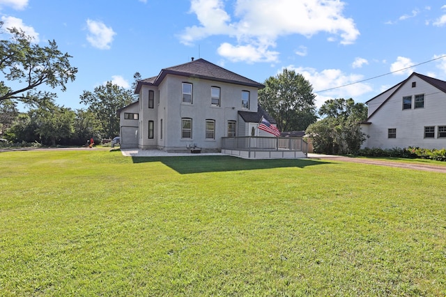 back of house featuring a lawn