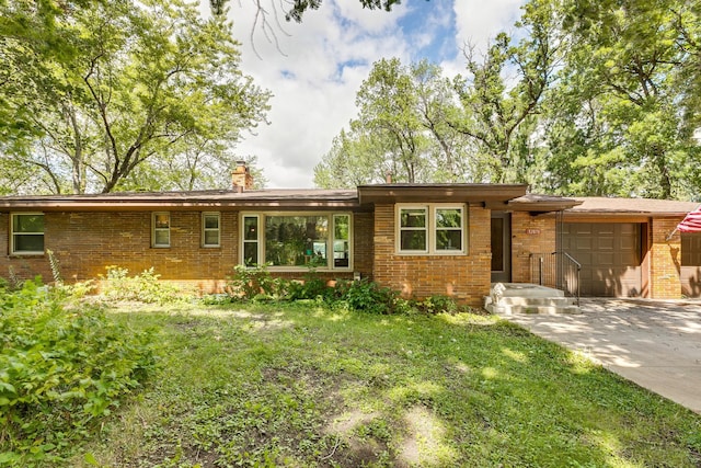 view of front facade with a garage and a front yard