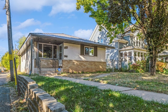 view of front of home featuring a front yard