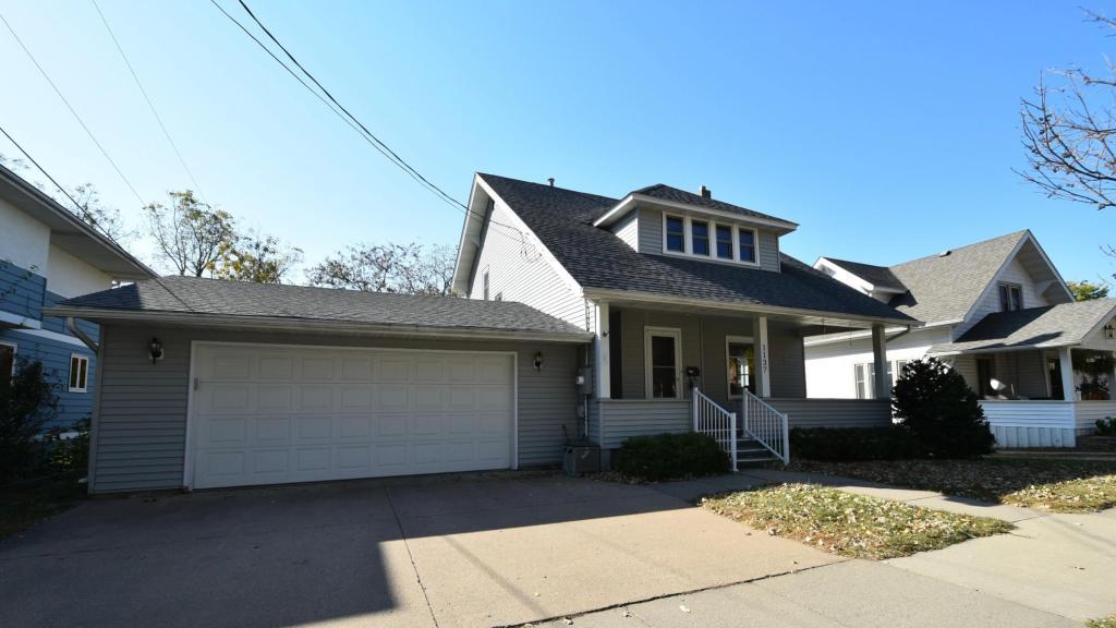 view of front of house featuring covered porch and a garage