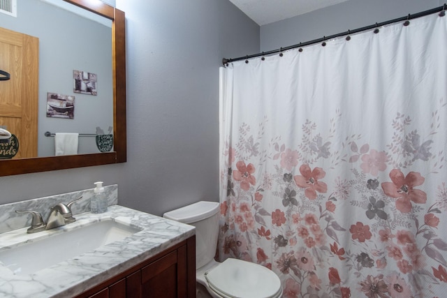 bathroom with a shower with curtain, vanity, and toilet