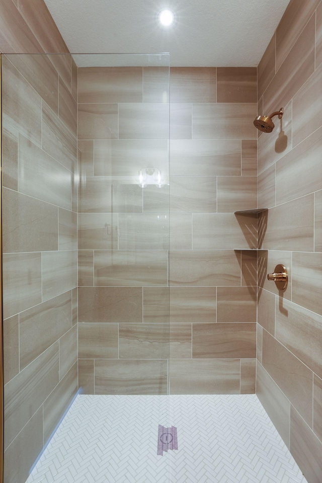 bathroom featuring a tile shower