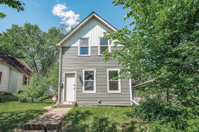 1415 Galtier St, Saint Paul, MN 55117 - view of front of home with board and batten siding and a front yard