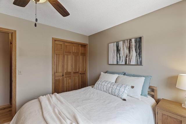 bedroom featuring a textured ceiling, a closet, and ceiling fan