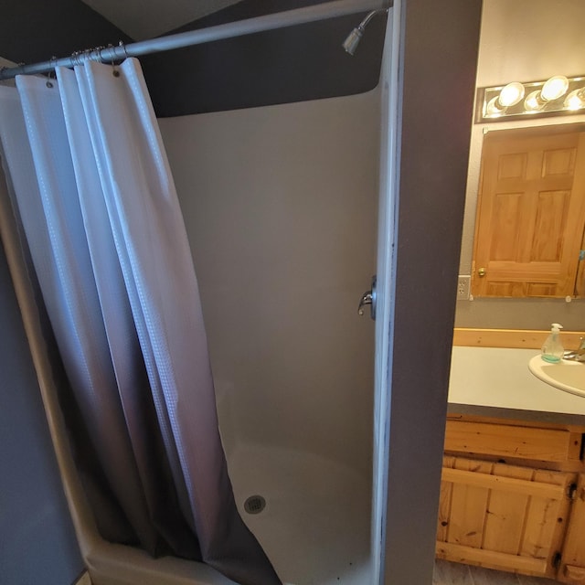 bathroom featuring a shower with curtain and sink