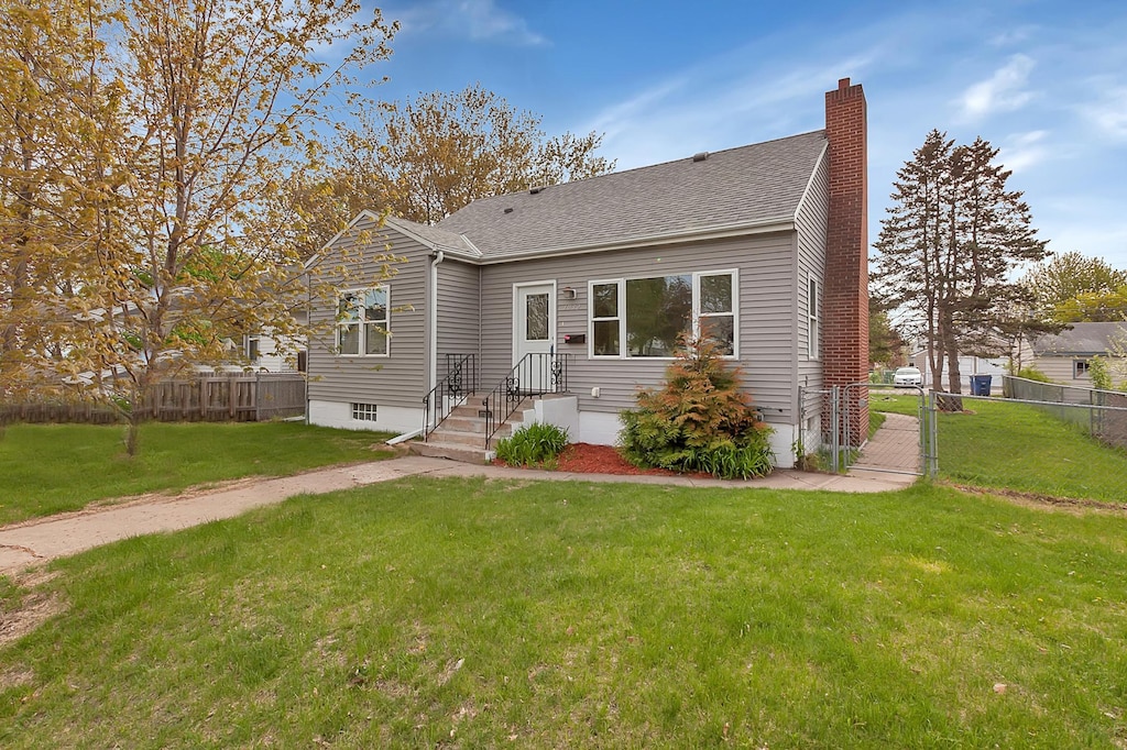 view of front of house featuring a front yard