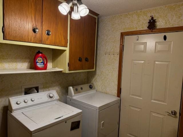 washroom featuring ceiling fan, cabinets, a textured ceiling, and independent washer and dryer