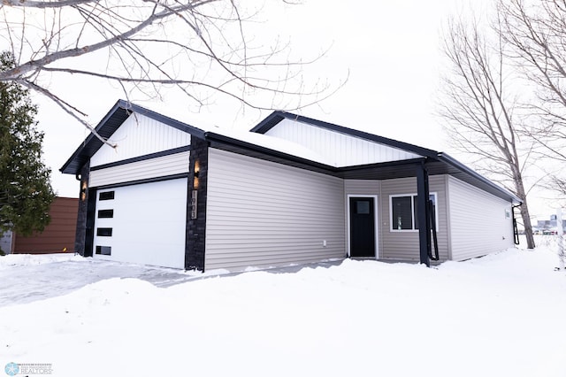 view of front facade featuring a garage