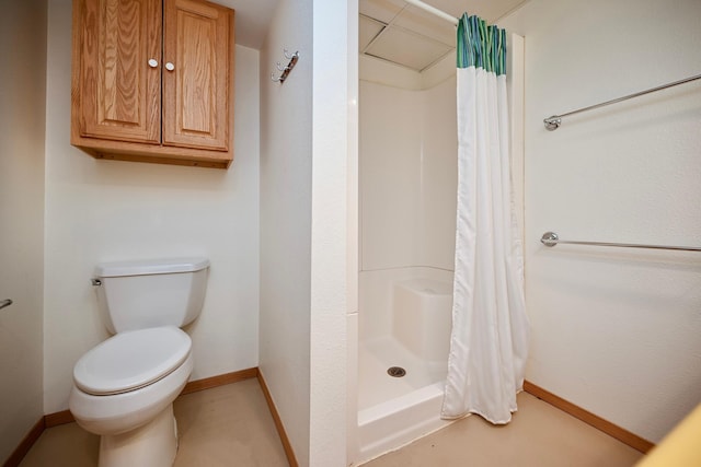 bathroom featuring curtained shower and toilet