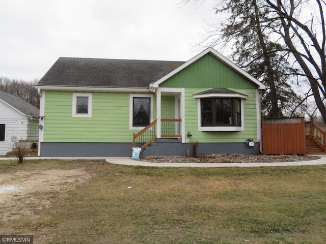 view of front of house with a front lawn