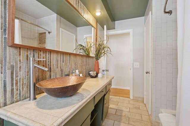 bathroom featuring a shower with shower curtain and vanity