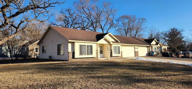 view of front facade featuring a garage and a front yard