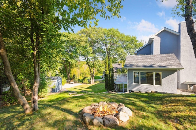 view of yard featuring a fire pit