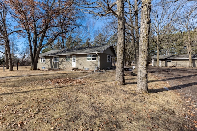 view of front of property with dirt driveway