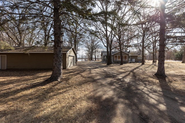 view of yard featuring an outbuilding