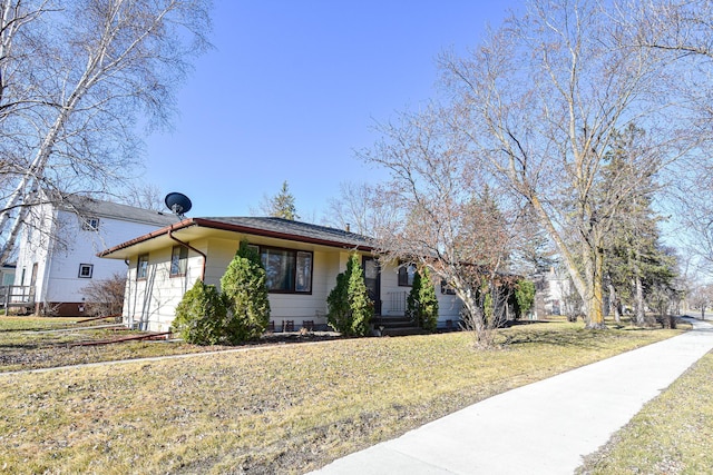 view of front of house with a front lawn