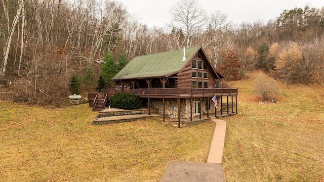 view of front of property featuring a deck and a front yard