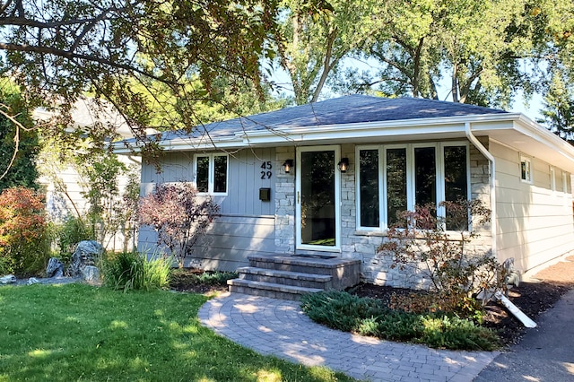 single story home featuring a front lawn