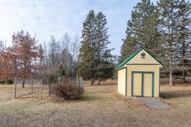 view of yard with a storage shed