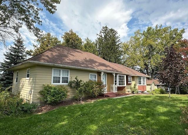 ranch-style house featuring a front lawn