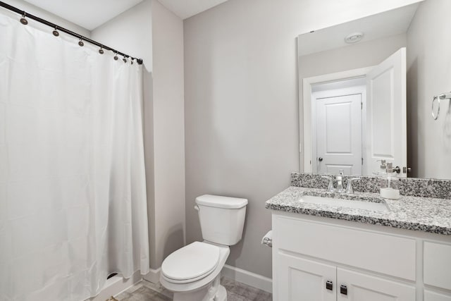 bathroom featuring a shower with curtain, vanity, and toilet