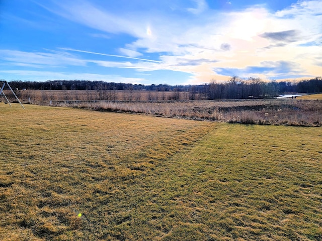 view of yard featuring a rural view