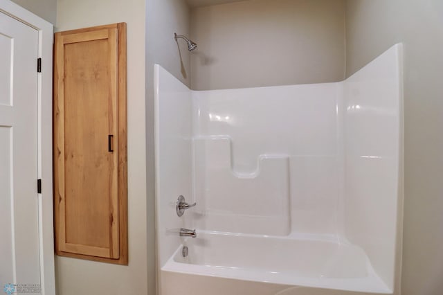 bathroom with bathtub / shower combination