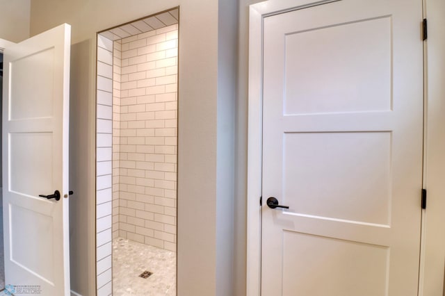 bathroom featuring a tile shower