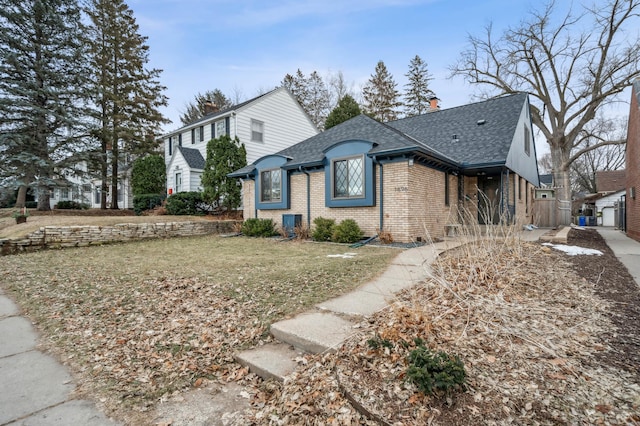 view of front of home featuring a front yard