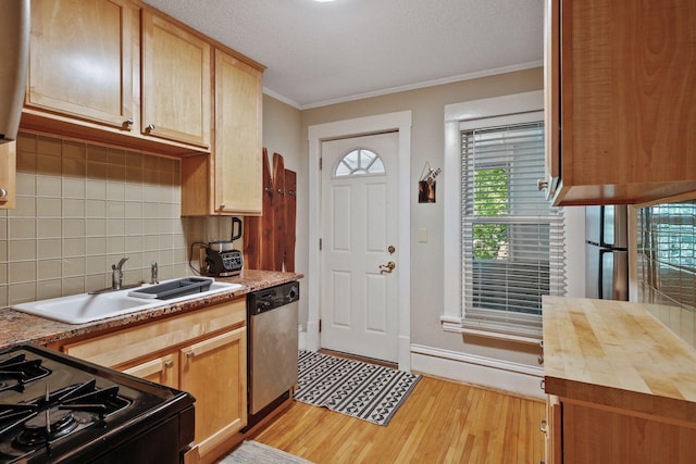 kitchen with dishwasher, backsplash, crown molding, sink, and range