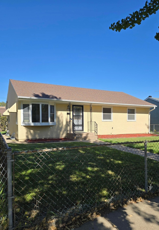 single story home featuring a front lawn