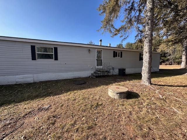 back of house featuring a lawn