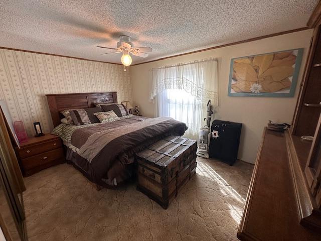 bedroom featuring a textured ceiling, light colored carpet, and ceiling fan