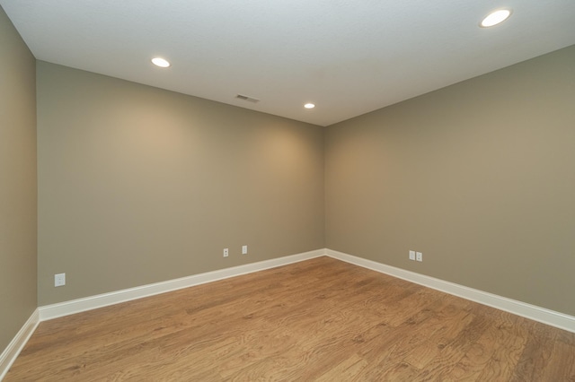 unfurnished room featuring visible vents, recessed lighting, light wood-style flooring, and baseboards