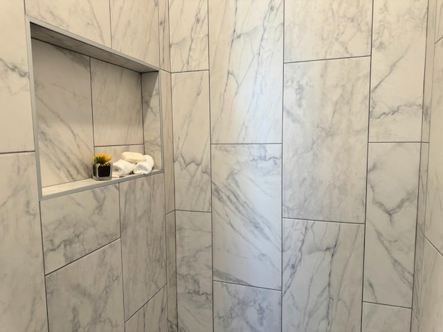 details featuring tiled shower