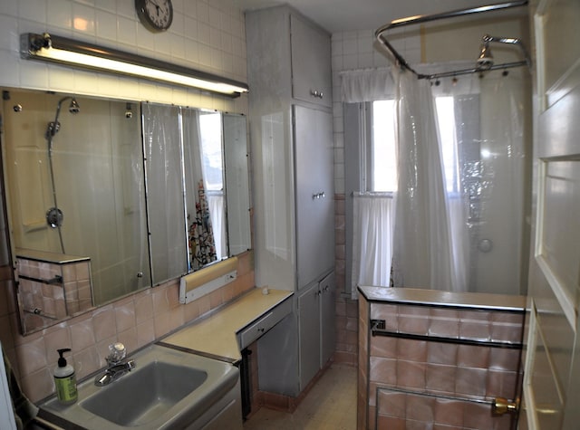 410 5th St, Montevideo, MN 56265 - bathroom with decorative backsplash and a shower with shower curtain