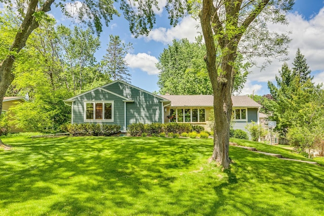 1755 Glenview Ave, Arden Hills, MN 55112 - view of front facade featuring a front yard