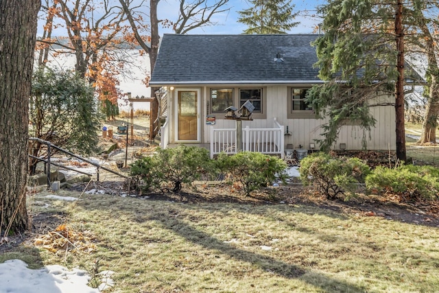 bungalow-style home featuring a front lawn