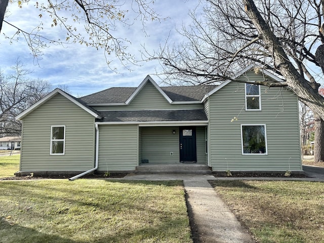 view of front facade featuring a front lawn