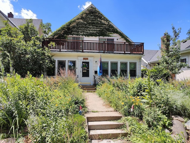 view of front of house with a balcony