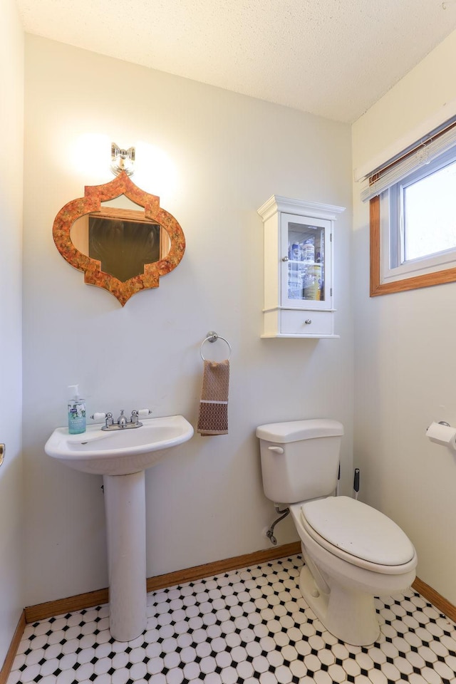 bathroom featuring toilet and a textured ceiling