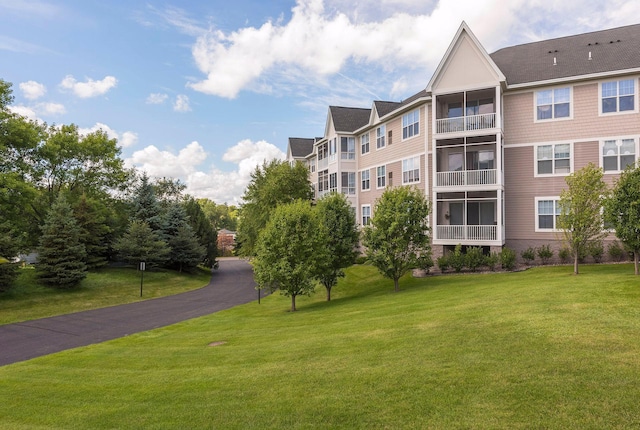 view of property's community featuring a yard