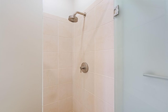 details featuring a tile shower