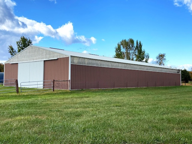 view of pole building featuring a yard