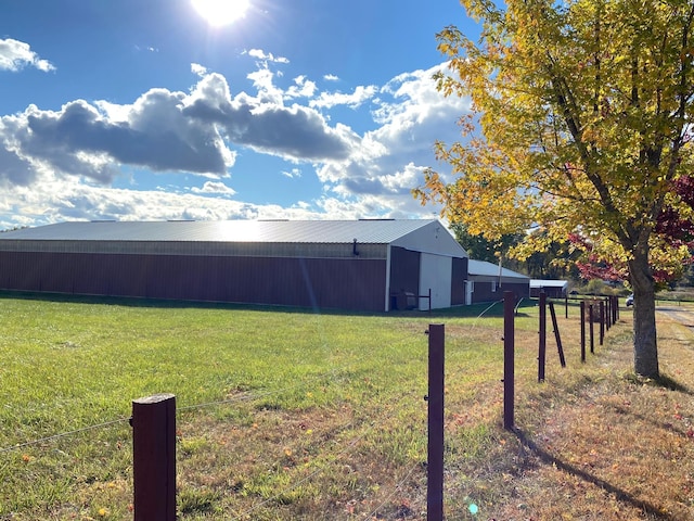 view of yard featuring an outbuilding