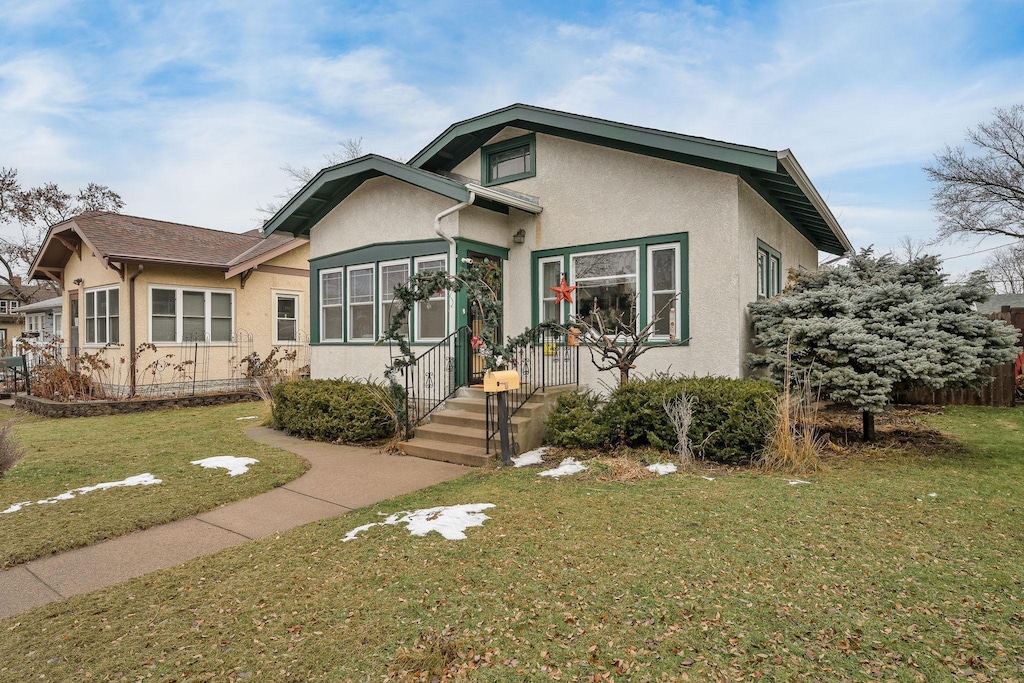 view of front of home featuring a front yard