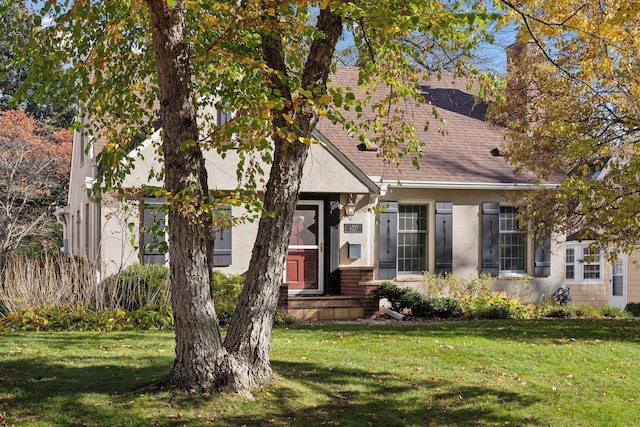 view of front of house with a front lawn