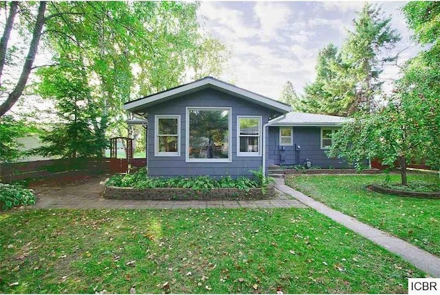 view of front of property with a front yard