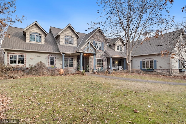 view of front of property featuring a front yard